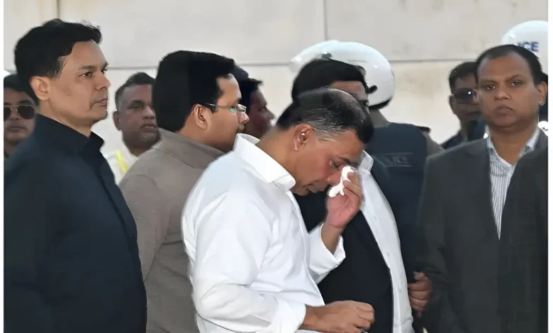 বাবার কবরের পাশে কাঁদলেন তারেক রহমান