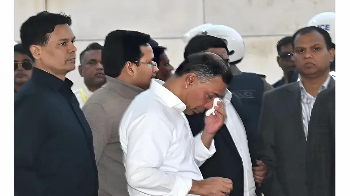 বাবার কবরের পাশে কাঁদলেন তারেক রহমান