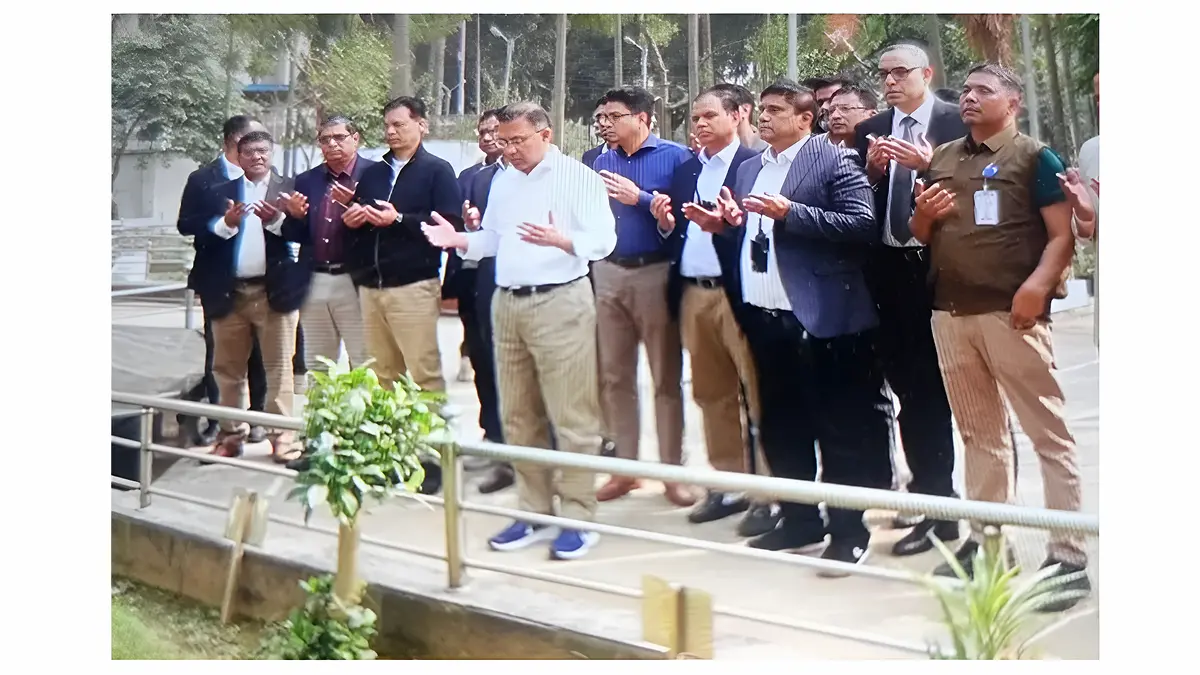 পিলখানায় শহীদদের কবর জিয়ারত করলেন তারেক রহমান