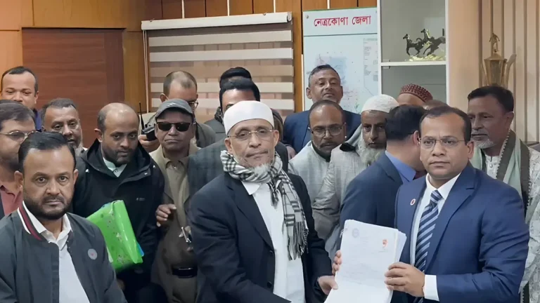 নেত্রকোণায় লুৎফুজ্জামান বাবরের মনোনয়ন দাখিল
