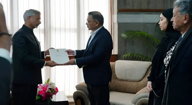 তারেক রহমানের হাতে ভারতের শোকবার্তা তুলে দিলেন জয়শঙ্কর