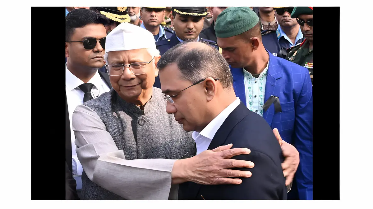 তারেক রহমানকে বুকে টেনে নিয়ে সান্ত্বনা দিলেন প্রধান উপদেষ্টা