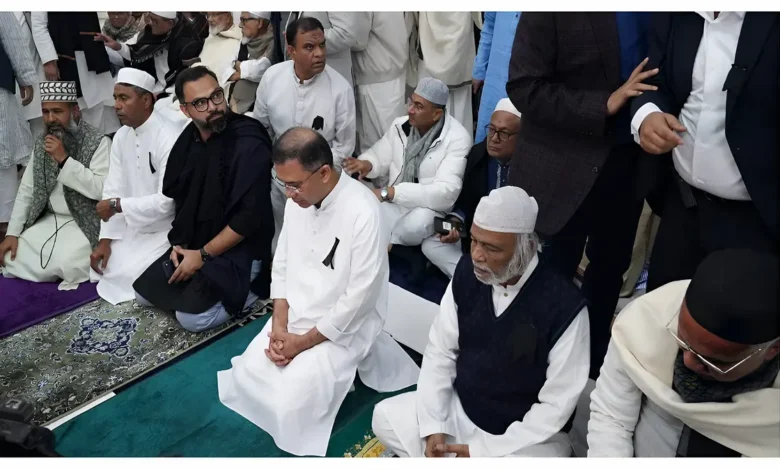রাজধানীর আজাদ মসজিদে খালেদা জিয়ার রুহের মাগফেরাত কামনায় দোয়া