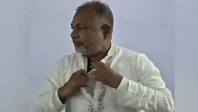 বোতাম খুলে বুলেটপ্রুফ জ্যাকেট দেখালেন বিএনপি প্রার্থী