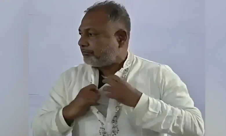 বোতাম খুলে বুলেটপ্রুফ জ্যাকেট দেখালেন বিএনপি প্রার্থী