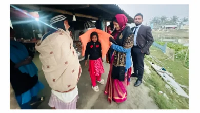 ডুমুরিয়া উপজেলা শীতার্তদের পাশে প্রশাসন গভীর রাতে কম্বল নিয়ে দ্বারে দ্বারে ইউএনও