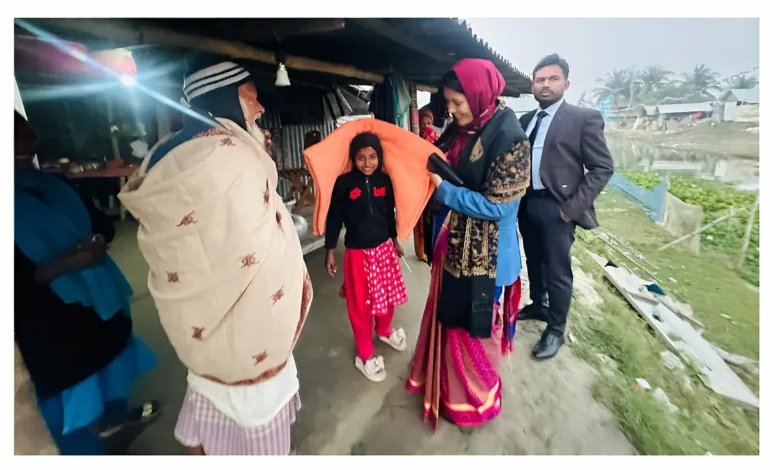 ডুমুরিয়া উপজেলা শীতার্তদের পাশে প্রশাসন গভীর রাতে কম্বল নিয়ে দ্বারে দ্বারে ইউএনও