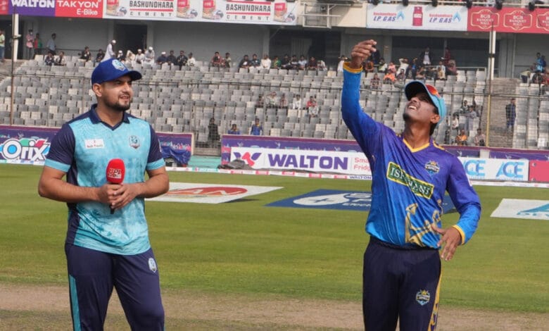 নাটকীয়তা শেষে বিপিএল শুরু, বাঁচা-মরার ম্যাচে ব্যাটিংয়ে নোয়াখালী