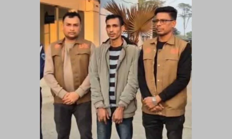 নোয়াখালীতে যৌথ অভিযানে শীর্ষ সন্ত্রাসী রমিজ ও তার পিতা আটক, অস্ত্র ও গুলি উদ্ধার