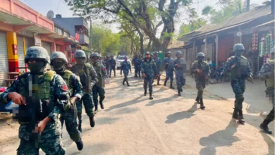 হাতিয়ায় পাড়ায় মহল্লায় নৌ-বাহিনীর সতর্ক অবস্থান