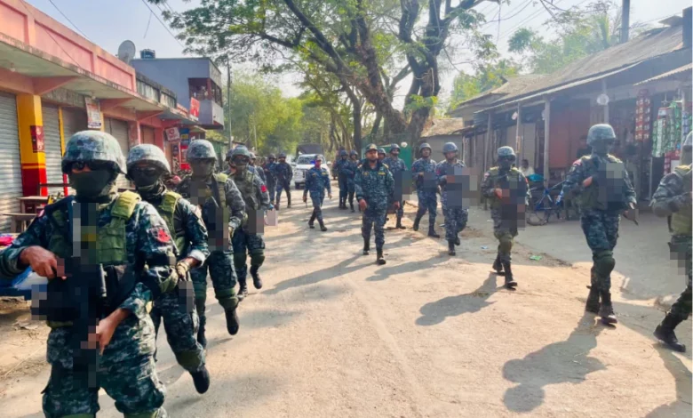 হাতিয়ায় পাড়ায় মহল্লায় নৌ-বাহিনীর সতর্ক অবস্থান