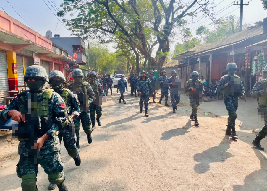 হাতিয়ায় পাড়ায় মহল্লায় নৌ-বাহিনীর সতর্ক অবস্থান