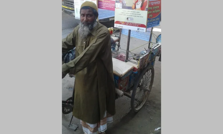 সলঙ্গায় নামাজ শেষে অটোরিকশা না পেয়ে কাঁদছেন গাদু ভাই