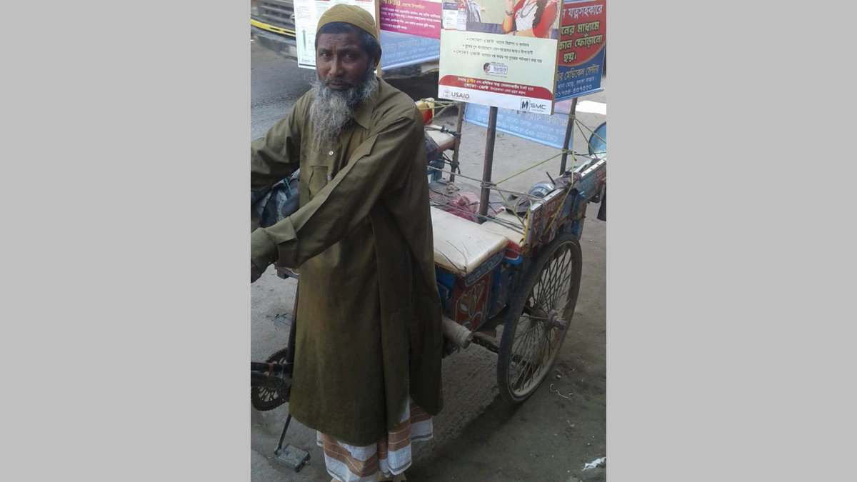 সলঙ্গায় নামাজ শেষে অটোরিকশা না পেয়ে কাঁদছেন গাদু ভাই