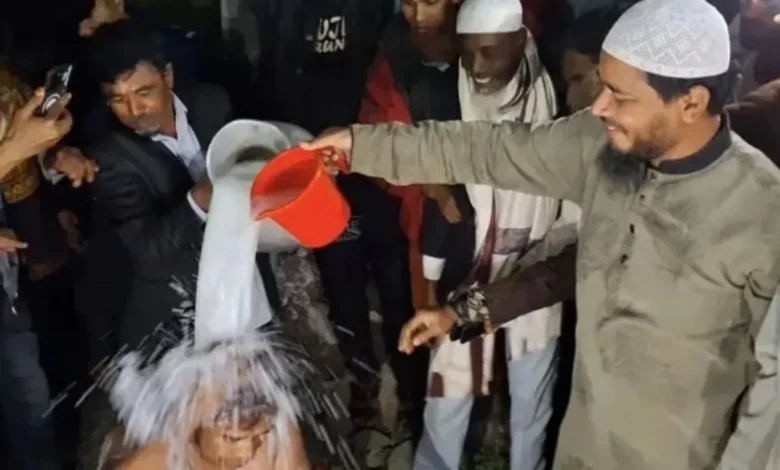 দুধ দিয়ে গোসল করে দলবলসহ জামায়াতে যোগ দিলেন বিএনপি নেতা