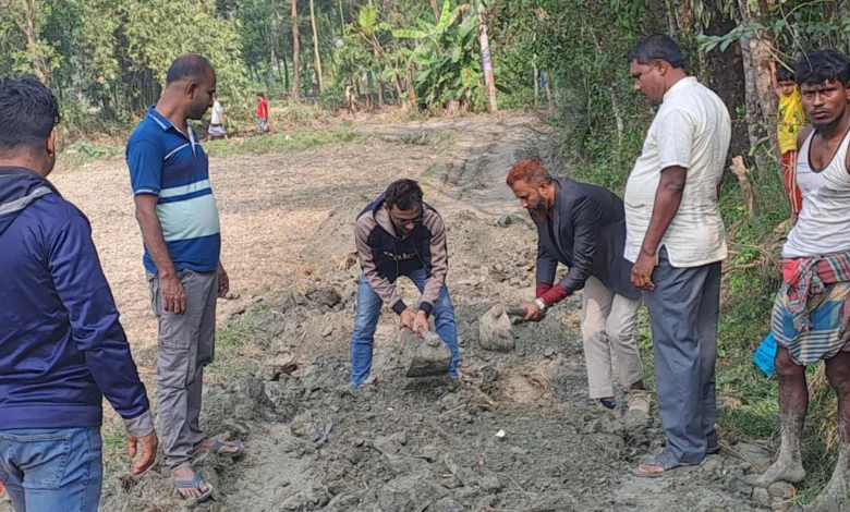 প্রবাসী সুমন কোম্পানির অর্থায়নে আধা কিলো রাস্তায় মাটি ভরাট করে মেরামত
