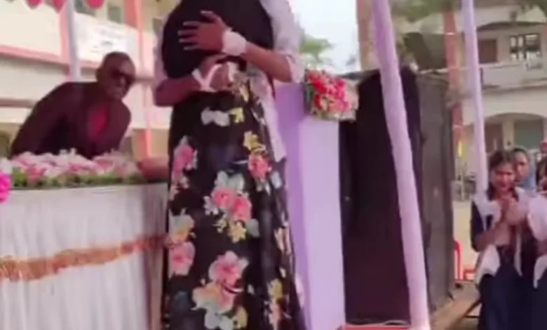 স্কুলের মঞ্চে ঘনিষ্ঠ পরিবেশনা অভিভাবকদের ক্ষোভ