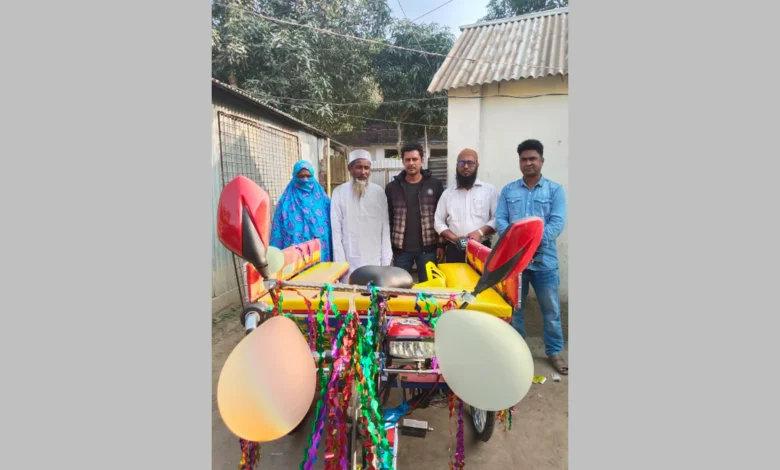 বাংলার ম্যাগাজিনে খবর প্রকাশের পরে নতুন অটোরিকশা উপহার পেলেন সেই গাদু ভাই