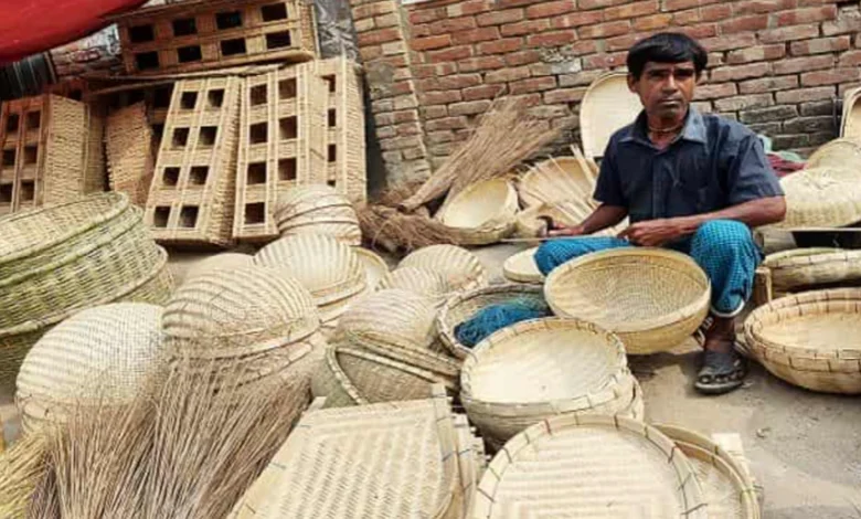 সাপাহারে আধুনিকতার ছোঁয়ায় বিলুপ্তির পথে বাঁশ-বেতের কারুশিল্প