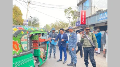 নির্বাচনী আচরণবিধি প্রতিপালন ও সড়কে শৃঙ্খলা নিশ্চিত করতে মোবাইল কোর্ট পরিচালনা