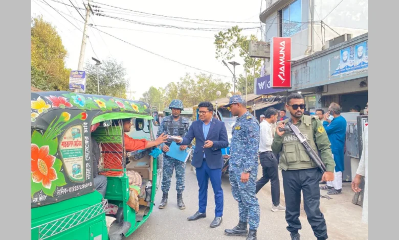নির্বাচনী আচরণবিধি প্রতিপালন ও সড়কে শৃঙ্খলা নিশ্চিত করতে মোবাইল কোর্ট পরিচালনা