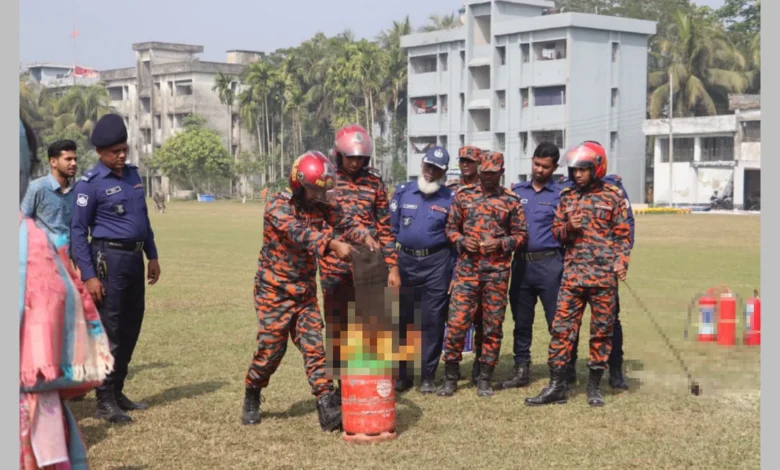 অগ্নিকাণ্ড মোকাবিলায় পিরোজপুর পুলিশ লাইন্সে বিশেষ মহড়া