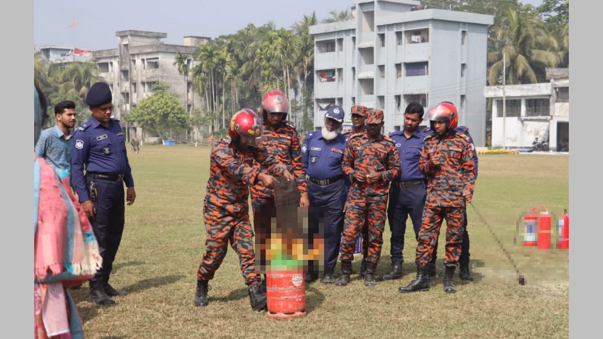অগ্নিকাণ্ড মোকাবিলায় পিরোজপুর পুলিশ লাইন্সে বিশেষ মহড়া