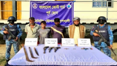 মহেশখালীতে শ্রমিকদের হাতে অস্ত্র দিয়ে ছবি তোলার অভিযোগ, কোস্টগার্ড বলছে অস্ত্রসহ আটক