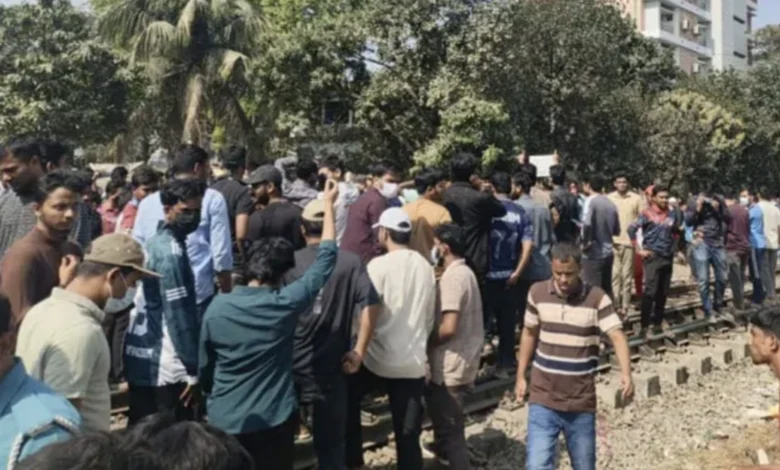 গাজীপুরে ডিপ্লোমা ইঞ্জিনিয়ারদের রেলপথ অবরোধ চারটি ট্রেন আটকে দুর্ভোগ