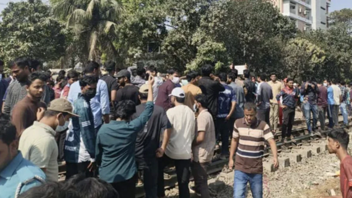 গাজীপুরে ডিপ্লোমা ইঞ্জিনিয়ারদের রেলপথ অবরোধ চারটি ট্রেন আটকে দুর্ভোগ
