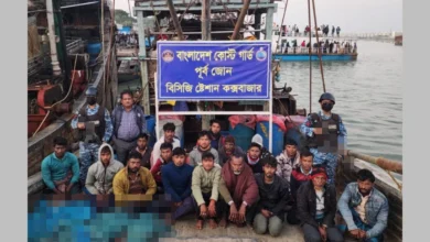 কক্সবাজারে ৩৪ জেলে আটক, দুই অবৈধ ট্রলিং বোট জব্দ