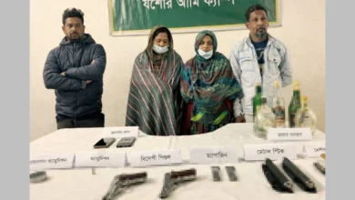 যশোরে যৌথবাহিনীর অভিযান, অস্ত্র ও মদসহ চারজন গ্রেপ্তার