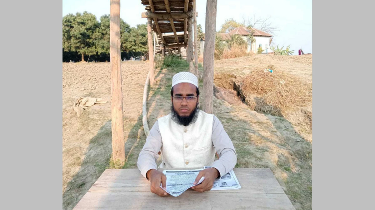 বাঁশের সাঁকোর নিচে বসে জাতীয় পার্টি প্রার্থীর নির্বাচনী ইশতেহার ঘোষণা