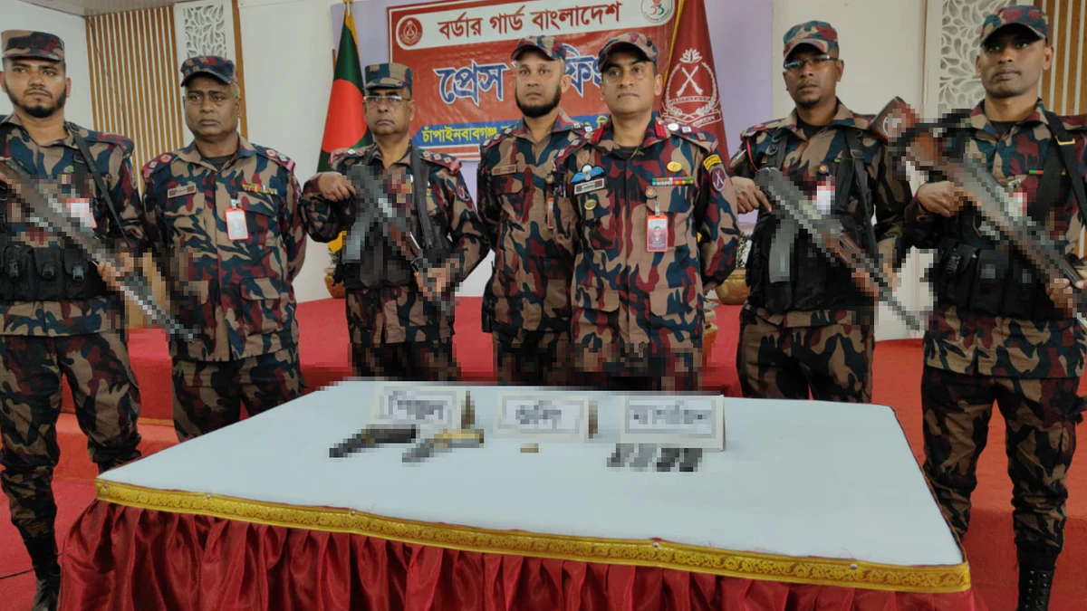 চাঁপাইনবাবগঞ্জে ৫৩ বিজিবি'র অভিযানে ২টি বিদেশী পিস্তল, ৪ টি ম্যাগজিন ও গুলি ৩ রাউন্ড জব্দ