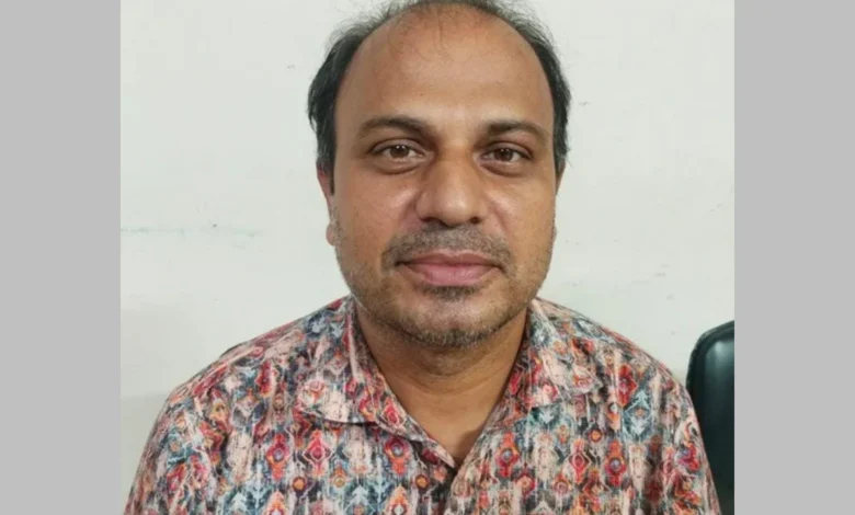 ভোটকেন্দ্রে দায়িত্ব নিতে এসে প্রিজাইডিং কর্মকর্তা অজ্ঞান
