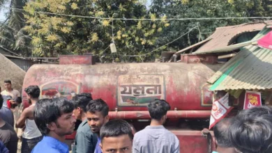 নোয়াখালীতে লরিচাপায় বাবার মৃত্যু, হাসপাতালে ২ ছেলে