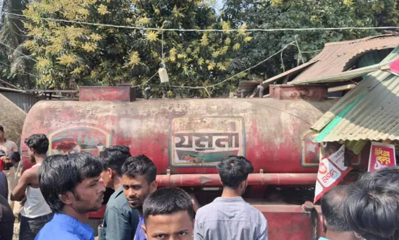 নোয়াখালীতে লরিচাপায় বাবার মৃত্যু, হাসপাতালে ২ ছেলে