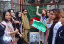 আওয়ামী লীগের ধানমন্ডি কার্যালয়ে মহিলা লীগ নেত্রীদের স্লোগান