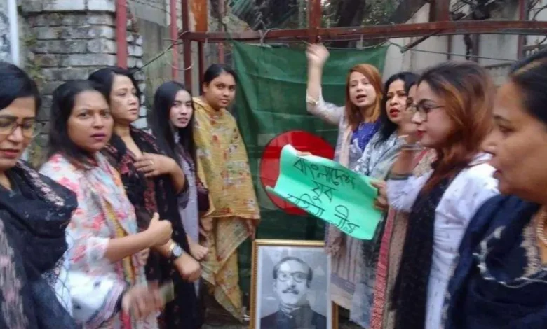 আওয়ামী লীগের ধানমন্ডি কার্যালয়ে মহিলা লীগ নেত্রীদের স্লোগান