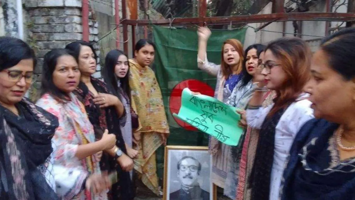 আওয়ামী লীগের ধানমন্ডি কার্যালয়ে মহিলা লীগ নেত্রীদের স্লোগান
