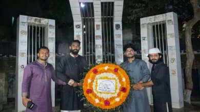 শহীদ মিনারে ভাষা শহীদদের প্রতি নিষিদ্ধ ছাত্রলীগের শ্রদ্ধা
