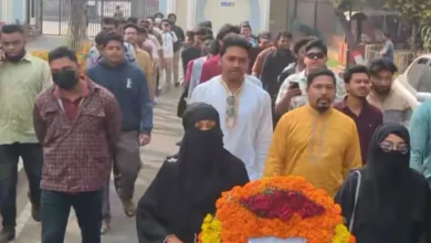 শহীদ মিনারে নিষিদ্ধ ছাত্রলীগের শ্রদ্ধা, আটক করতে পারেনি পুলিশ