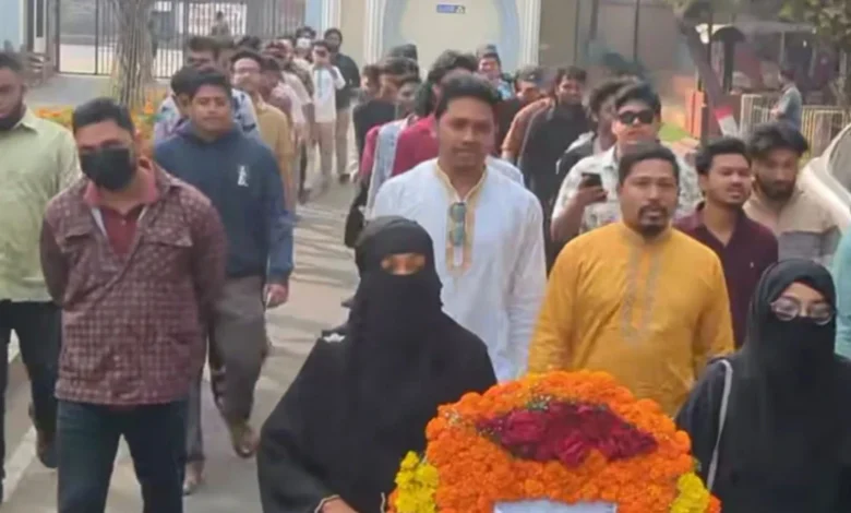 শহীদ মিনারে নিষিদ্ধ ছাত্রলীগের শ্রদ্ধা, আটক করতে পারেনি পুলিশ