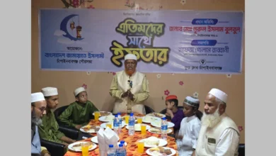 চাঁপাইনবাবগঞ্জের নবনির্বাচিত এমপি নূরুল ইসলাম বুলবুল ইফতার করলেন এতিম বাচ্চাদের সাথে
