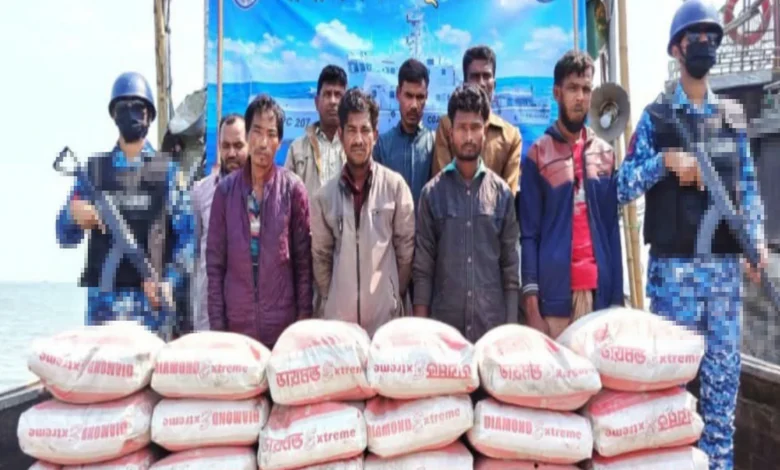 সেন্টমার্টিন ছেড়াদ্বীপ সংলগ্ন সমুদ্র এলাকা থেকে সিমেন্টসহ ৮ পাচারকারী আটক