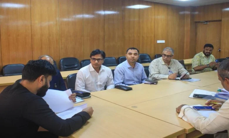 ঢাকা–৬ আসনে দ্রব্যমূল্য নিয়ন্ত্রণের উদ্যোগে ভোক্তা অধিকার কর্মকর্তাদের সঙ্গে বৈঠকে ইসারক হোসেন