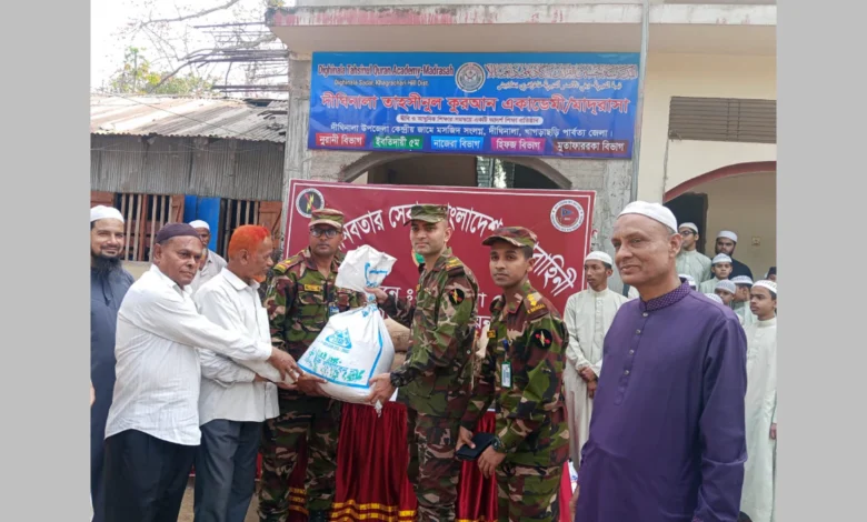 দীঘিনালায় পবিত্র মাহে রমজান উপলক্ষে খাদ্যসামগ্রী বিতরণ করেছে বাংলাদেশ সেনাবাহিনী।