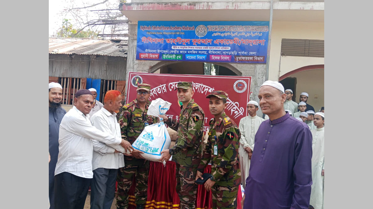 দীঘিনালায় পবিত্র মাহে রমজান উপলক্ষে খাদ্যসামগ্রী বিতরণ করেছে বাংলাদেশ সেনাবাহিনী।