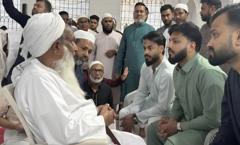 মুন্সিগঞ্জে পৈতৃক ভিটায় মধুপুর পীর সাহেবের দোয়া নিতে এলেন প্রতিমন্ত্রী ইশরাক হোসেন