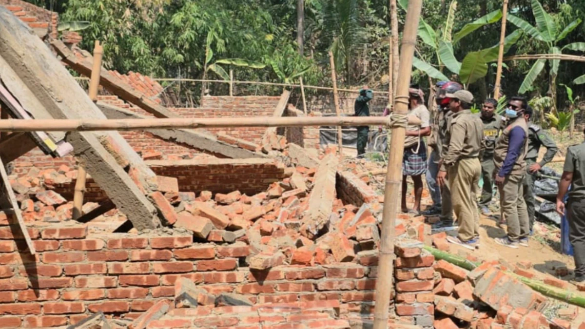 কক্সবাজারের সংরক্ষিত বনভূমিতে নির্মাণাধীন দালান উচ্ছেদ
